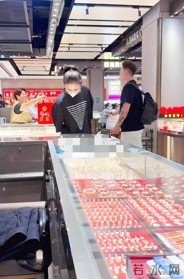 佟丽娅深圳扫金，素颜逛水贝买黄金，穿百元T恤，付款不手软