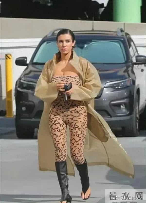 侃爷老婆比安卡独自出门！穿搭仍看不懂，比和侃爷同框正常多了