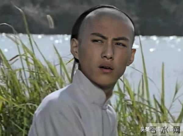 这一次，人民日报点名靳东，七字之差给娱乐圈敲响警钟