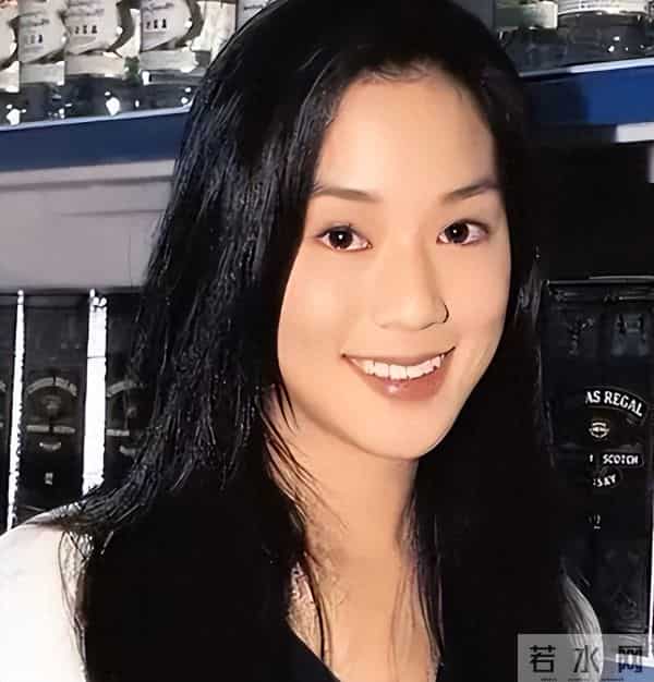 她14岁就长得“倾国倾城”,被富豪花7亿娶回家,8年生下4个娃