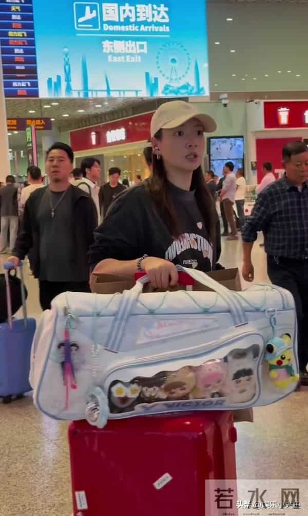 黄雅琼深圳机场到达路透，穿黑色印花卫衣套装，走路带风又美又飒