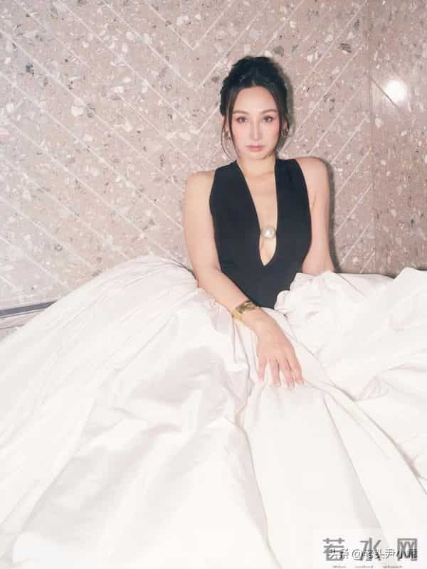 高海宁拍摄海报花絮惊现排骨胸,希腊女神装澎拜身材瞬间消失