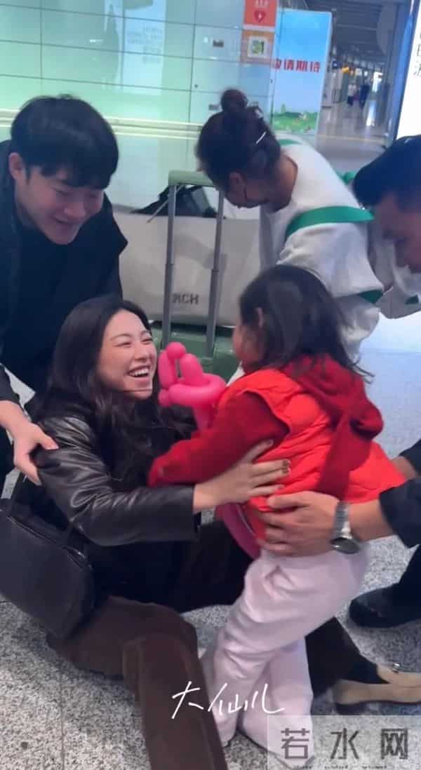 朱珠用全英文采访教翁青雅做人，41岁的她能力强，还是个好妈妈！