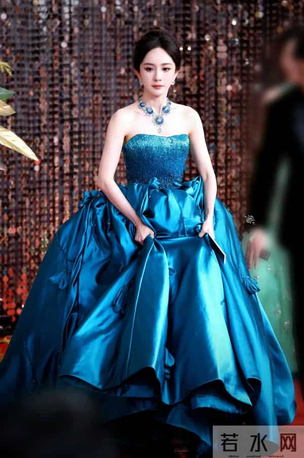 短剧顶流走内娱的红毯确定不是自取其辱吗 被内娱顶流秒的渣都不剩