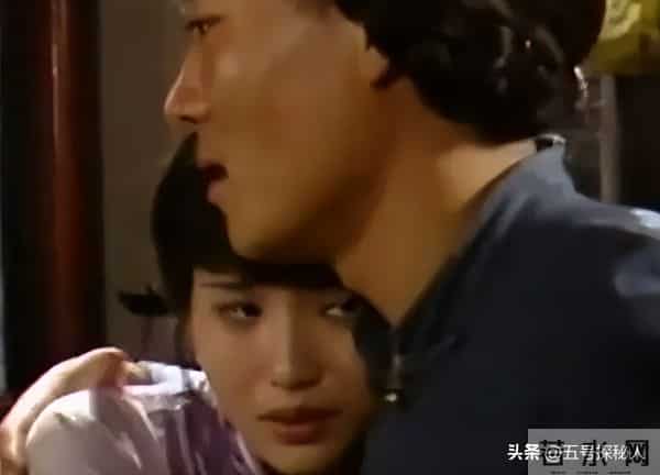 不拍吻戏，不嫁豪门，30岁自毁前程演妈妈，丈夫是她叛逆的后盾