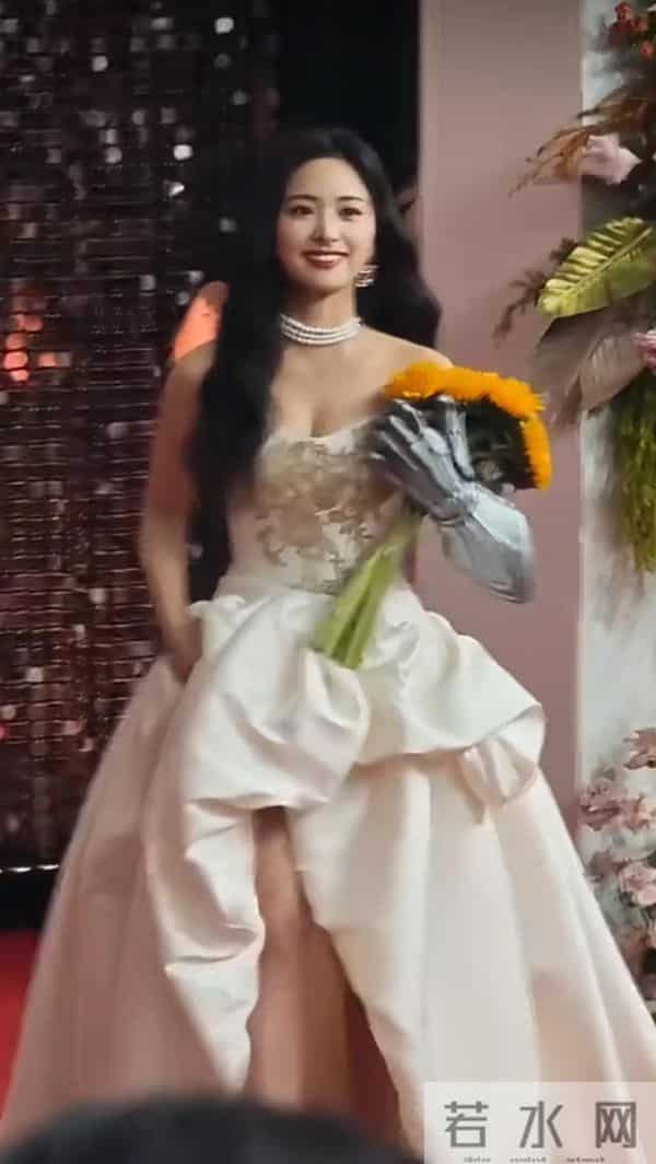 短剧顶流走内娱的红毯确定不是自取其辱吗 被内娱顶流秒的渣都不剩