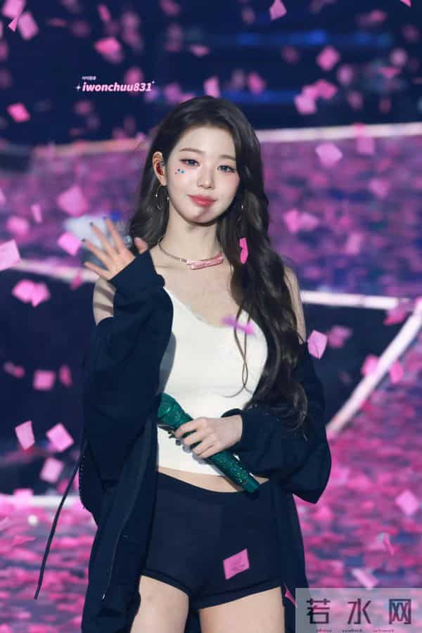 21岁张元英最新美照大胆的白色蕾丝内衣身材变得丰满了！