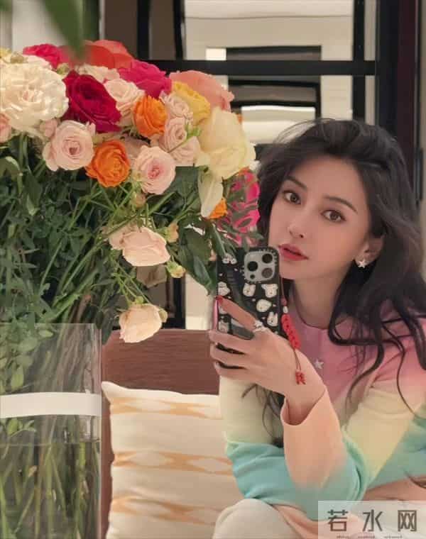 杨颖和闺蜜街头吃饭被偶遇，嗦手指太可爱了！淡圈后身家仍不菲！