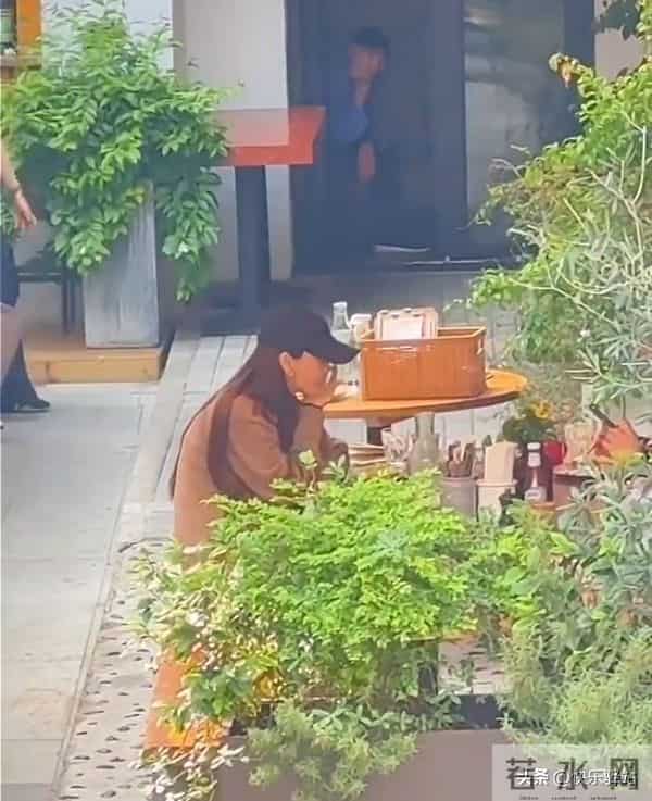 baby在上海路边摊吃饭 吃到忘情还舔手指 用手擦嘴擦脸 毫无星味