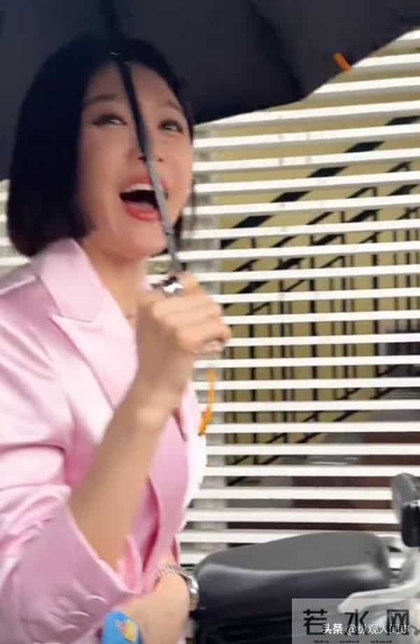 宁波街头偶遇明星!生图下秦岚脸僵又疲惫,王阳瘦了硬凹下颌线