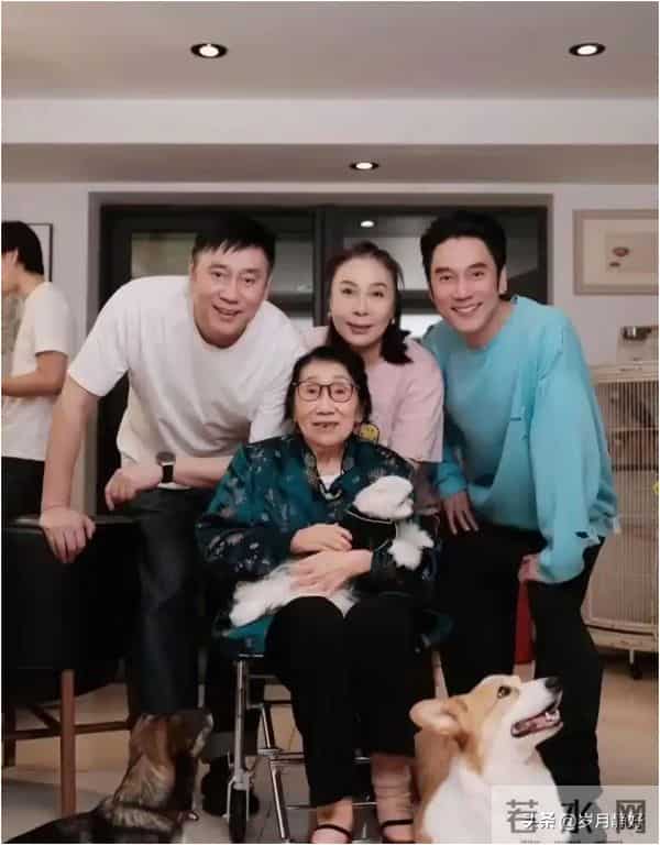 林依轮为26岁儿子林子濠庆生,55岁了比儿子还年轻,老母亲也露面