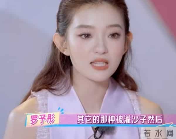 刘诗诗带儿子和朋友聚餐，6岁步步和玩伴打架 刘诗诗拉架险被绊倒