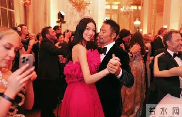 陈可辛吴君如19岁女儿参加巴黎名媛舞会，张艺谋女儿等人也参加过
