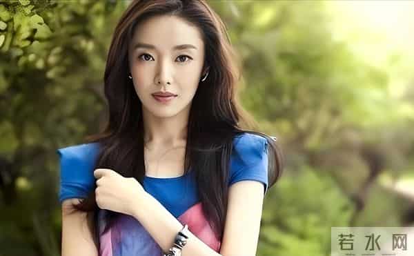 曾被张艺谋力捧,火后与富豪卷款61亿逃亡国外,大佬被抓她后悔吗