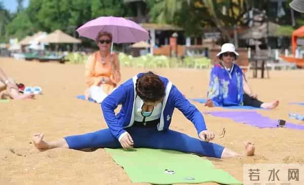 柳岩沙滩穿运动装，做拉伸超拼，皮肤亮、身材曲线迷人，臀有点大