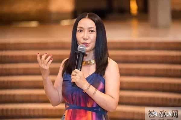 她曾火遍全国，巅峰时与台湾音乐家隐居，如今58岁未婚与养女相伴