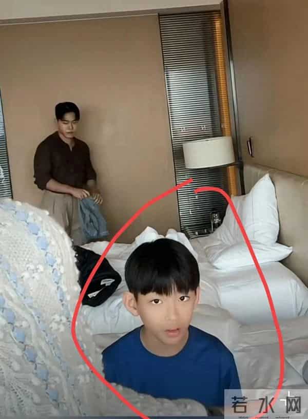 张兰直播曝光汪希霖正脸，看电子产品没有大S影子，完全随汪小菲