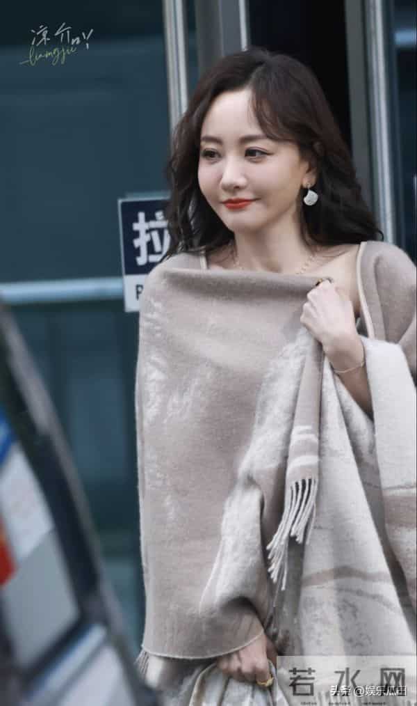 杨蓉今日大侦探路透照超惊艳 披肩大波浪优雅又美丽 直接美晕我了