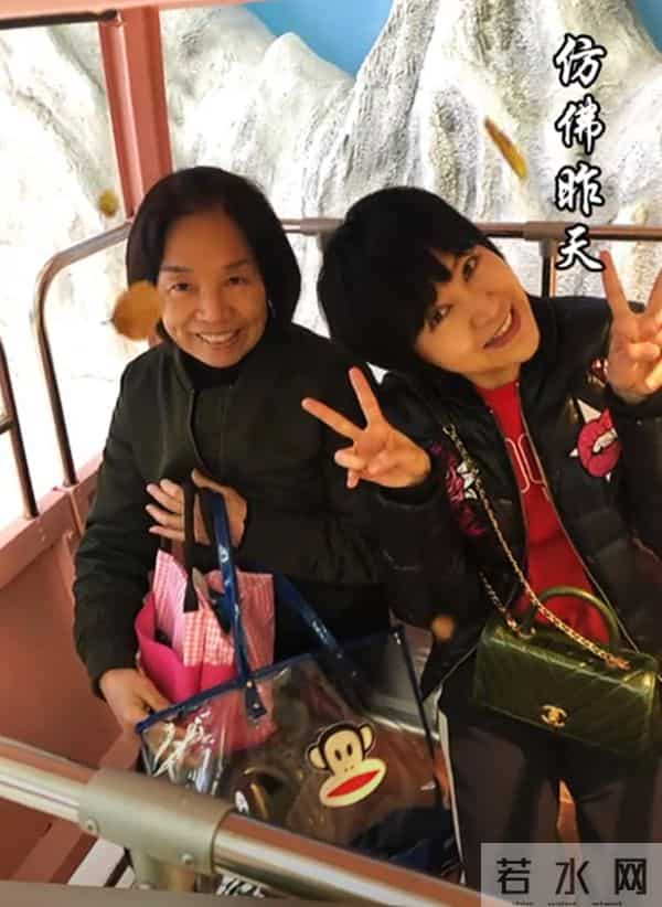 陆毅一家家庭聚会,鲍蕾挨着婆婆坐气场很强,陆妈妈看着好年轻