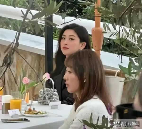 41岁朱珠在重庆和朋友聚会,她穿着亮片裙 脚踩高跟鞋 打扮相当贵气