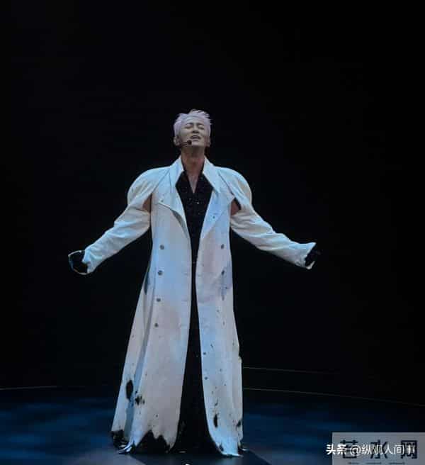 林峯上海演唱会，和张馨月贴脸搂抱亲密，舞台上疯狂顶胯被骂惨