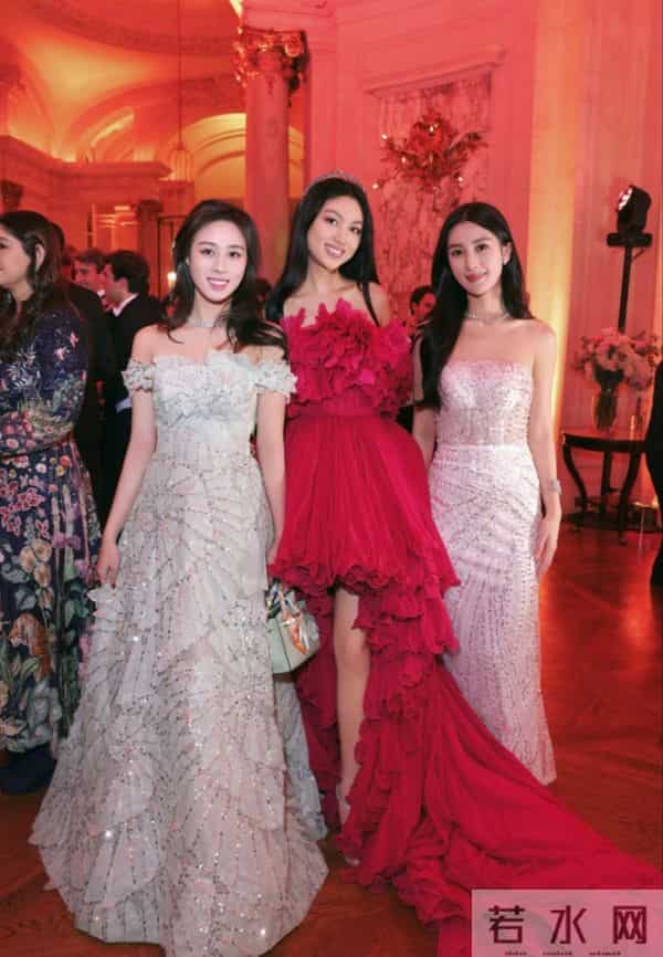 陈可辛吴君如19岁女儿参加巴黎名媛舞会，张艺谋女儿等人也参加过