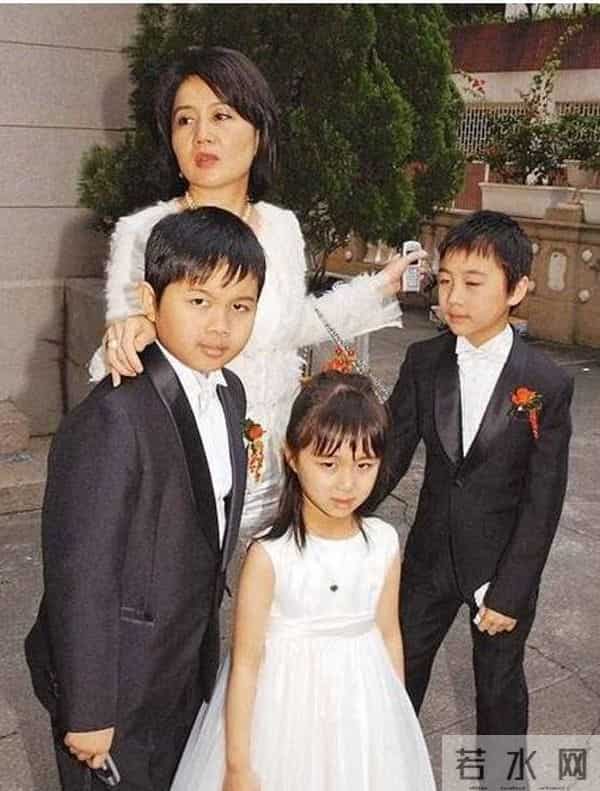 赌王去世5年，再看被何超琼抚养的“私生子”，他这盘棋下的真大