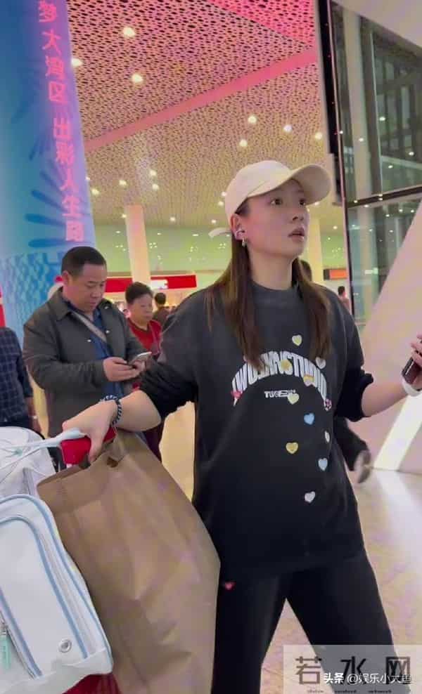 黄雅琼深圳机场到达路透，穿黑色印花卫衣套装，走路带风又美又飒