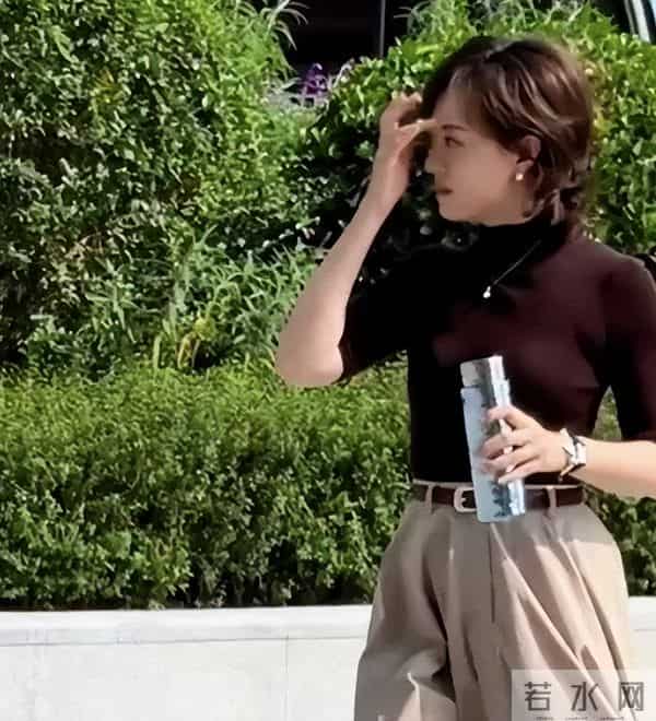 43岁孙俪街头被偶遇,打扮很知性很有女人味,身材真的很好
