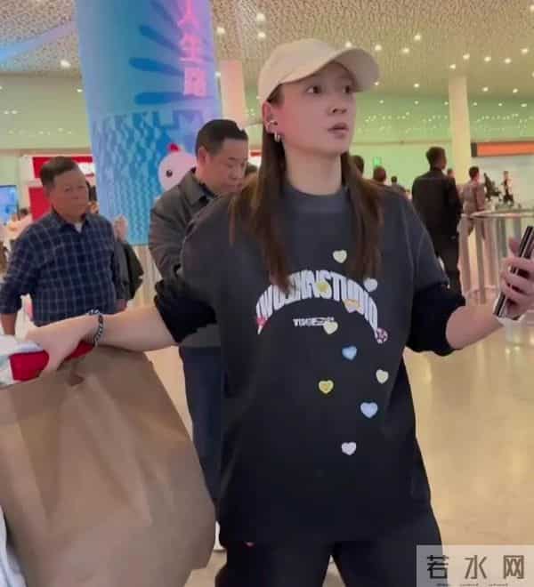 黄雅琼深圳机场抵达，黑色印花卫衣套装配米色帽，休闲随性好高级
