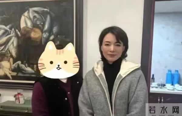 董卿与儿子现身南通，体态不错气色好，一点不像奔五的人