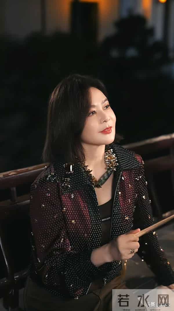 63岁关之琳染发新造型：短款外套+阔腿裤，减龄又高级，美得像39