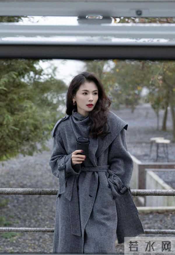 看了刘涛的穿搭，我悟了：大衣不配半身裙、小白鞋，才更时髦高级