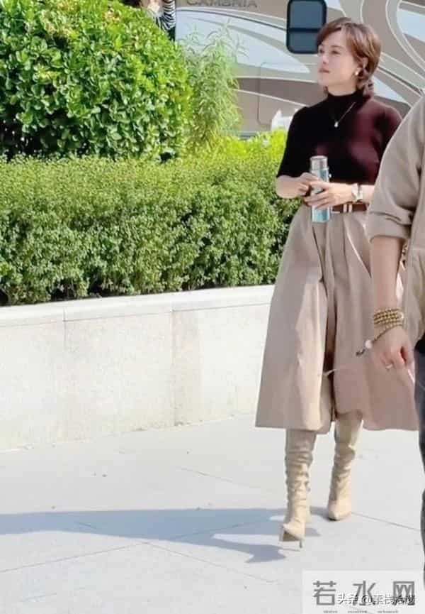 43岁孙俪上班被偶遇，她的身材真好，手里拿着保温杯，好会养生