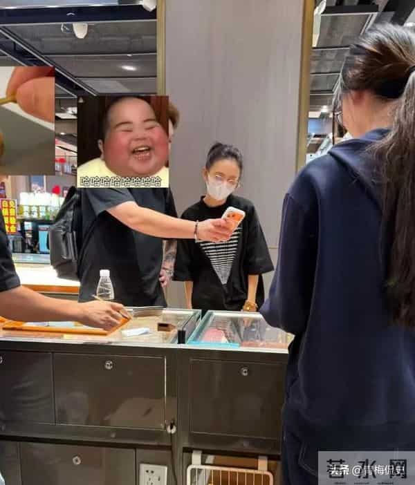 佟丽娅深圳扫购黄金!头发稀少假发明显,满胳膊黄金手串太吸睛