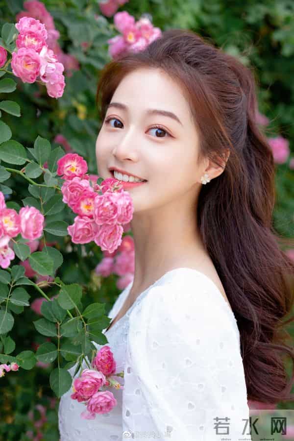 中传校花冯琳当主持人啦！不愧是最美领读员 这颜值不比明星差