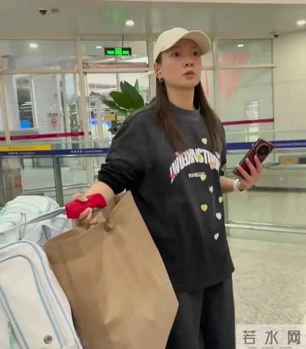 黄雅琼深圳机场抵达，黑色印花卫衣套装配米色帽，休闲随性好高级