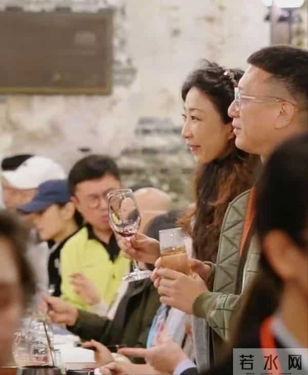 55岁孙红雷和老婆在乌镇吃饭，他比老婆大15岁好恩爱，好有夫妻相