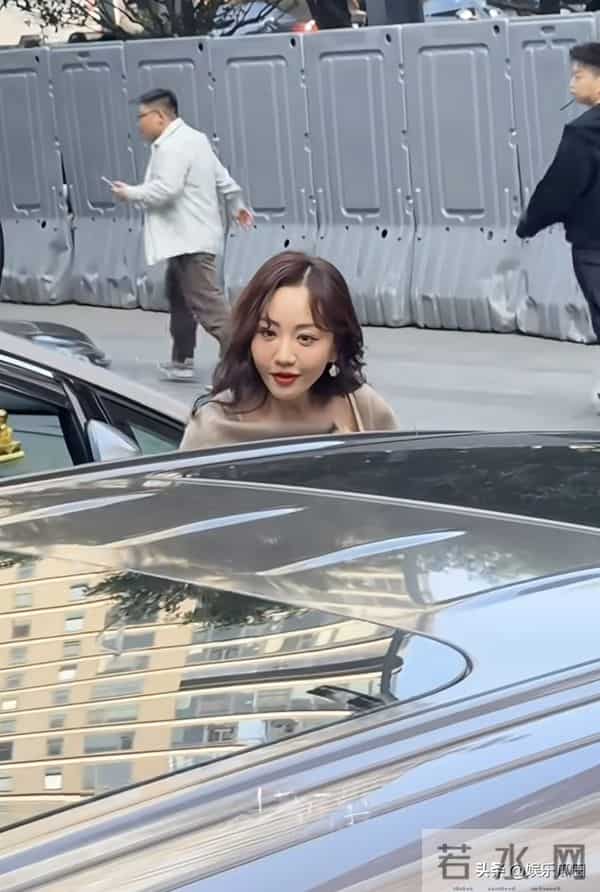 杨蓉今日大侦探路透照超惊艳 披肩大波浪优雅又美丽 直接美晕我了