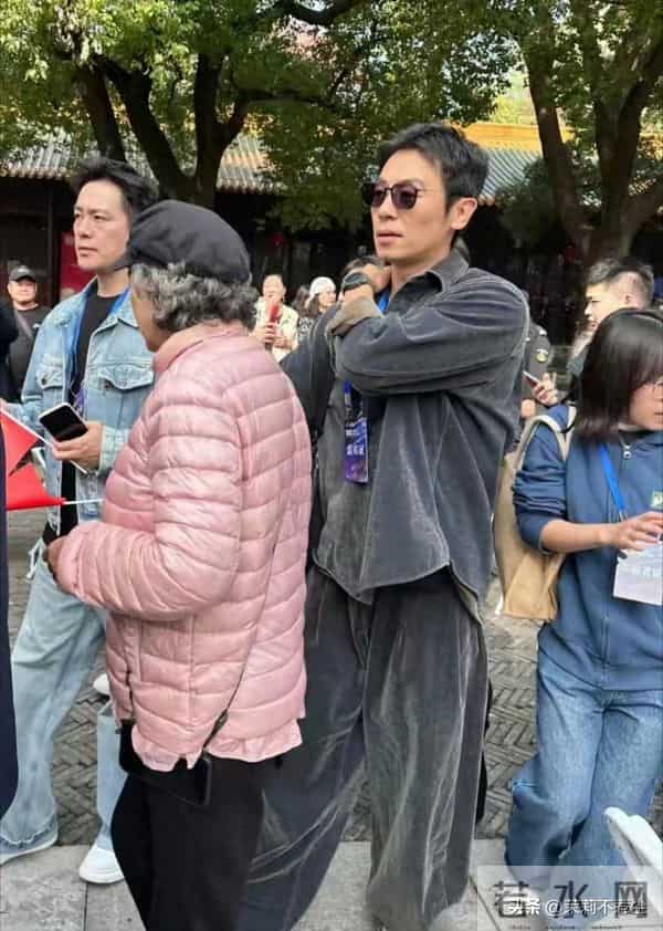 42岁朱亚文现身南京旅游，高大帅气人群里好显眼，脸上皱纹显成熟