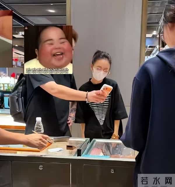 佟丽娅在深圳扫购黄金！头发稀少假发明显，满胳膊黄金手串太吸睛