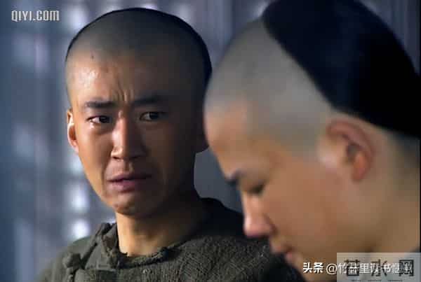 知名演员无戏可拍，回老家摆摊卖炒面，张颂文一句话揭开内娱真相