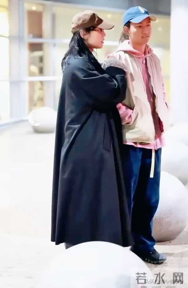 白百何带大儿子逛街，14岁元宝身高超妈妈，扎小辫子很像陈羽凡。