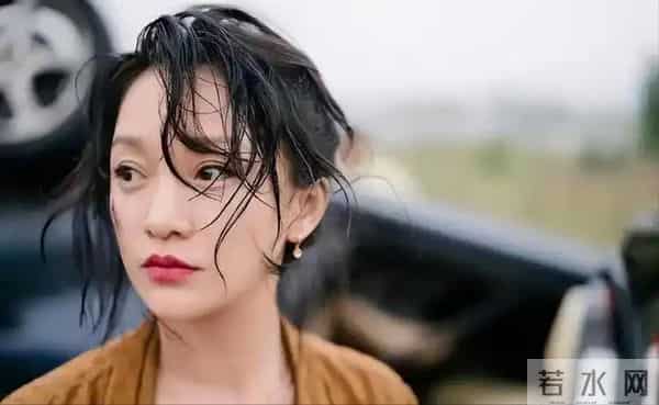 50岁周迅头发花白,瘪嘴模样一脸老态认不出,无儿无女成最大遗憾