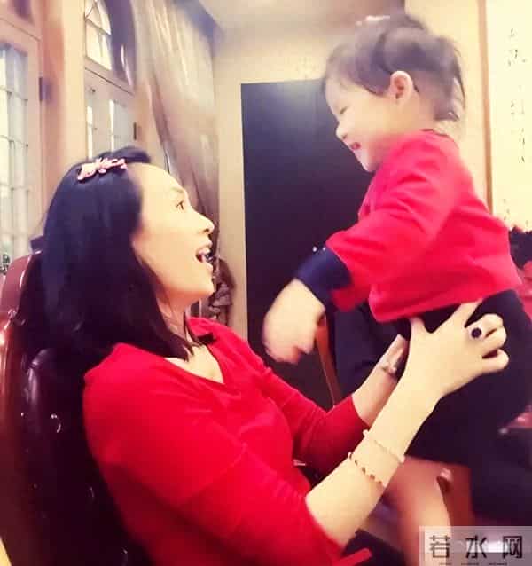 汪峰坐不住了？拿到抚养权的章子怡，把女儿宠成了“掌心光”