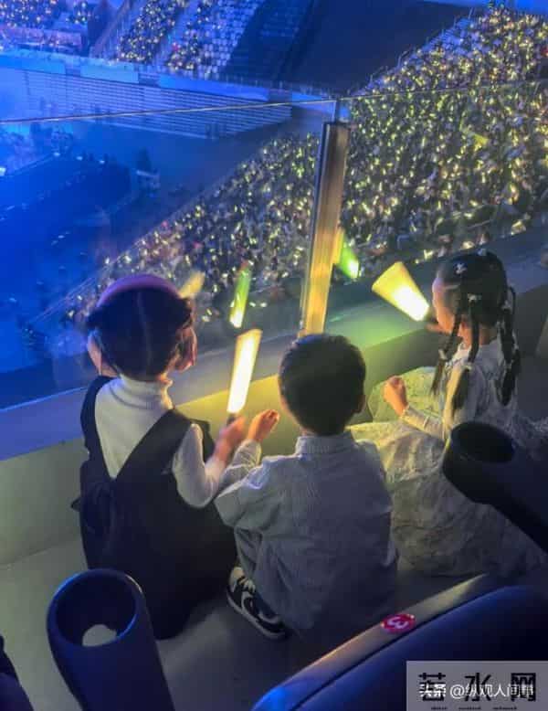 林峯上海演唱会，和张馨月贴脸搂抱亲密，舞台上疯狂顶胯被骂惨