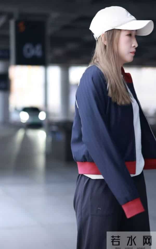 刘诗雯现身机场，藏青拼红运动风外套搭白帽随性又活力笑容超治愈