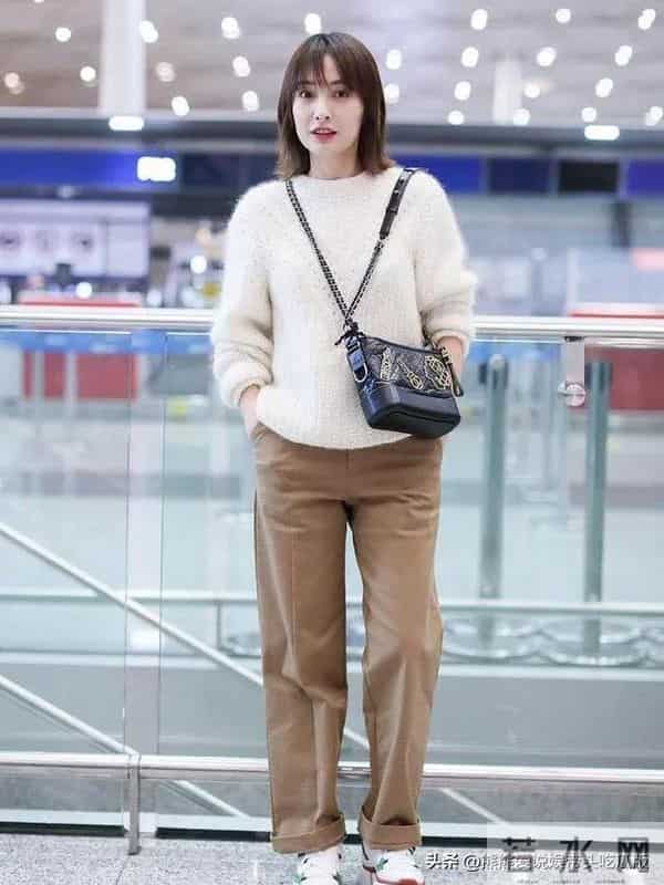 吴昕机场私服越来越简约！穿米白毛衣+直筒裤，时髦又减龄！