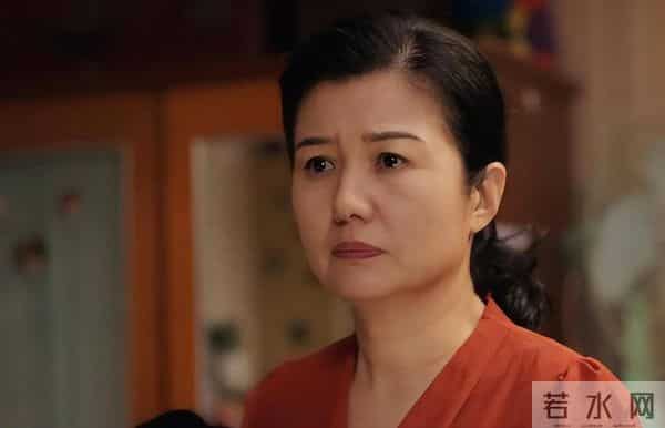 二婚嫁大13岁杜志国后，定居武汉素面朝天很自信，继子杜淳成心病