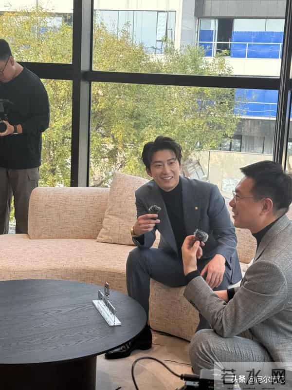 窦骁婚变风波后再现身，面容浮肿眼还小、颜值暴跌，左手仍戴婚戒